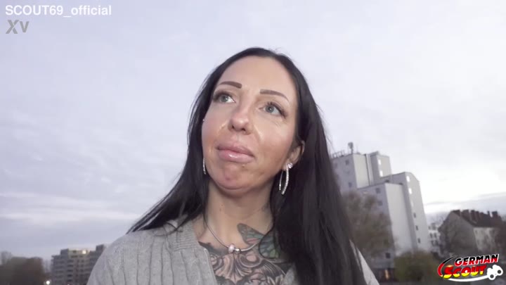 German-Scout – Tätowierte deutsche Cougar SaraDeluxe mit großem Arsch beim ersten Casting Fick