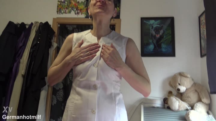 GermanHotMilf – Handjob in weißer Schürze