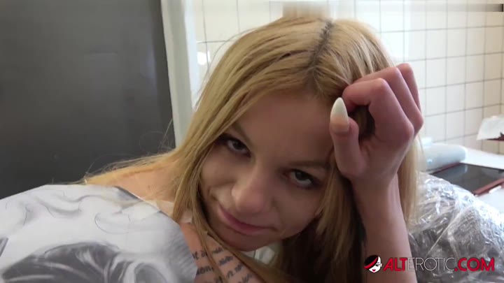 JayJayPrivat – Deine Jay bekommt ein neues Tattoo