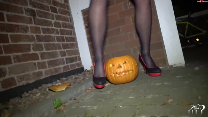 LinaLenz – Piss Streich beim Nachbarn