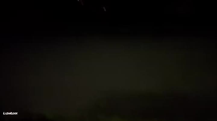 LizaRoxx – Gefangen – Spontaner Outdoor Quickie am straßenrand & angepisst creampie