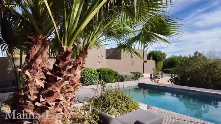 Malina-Lay – Im Urlaub vom Poolboy will ich ohne gummi gefickt werden