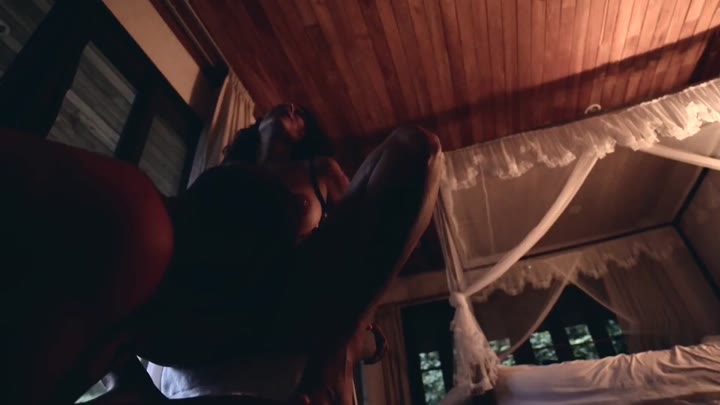 MaraWalks – Geheim-Sextape im Jungle Haus – Kopfüber lutschen, lecken & ficken bis er spritzt