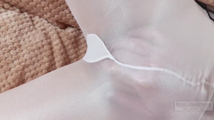 MrsLittleWhore – 294. Meine Orgasmen vom Spielen mit einem Vibrator – Die Hände sind verbunden – Die Augen sind geschlossen