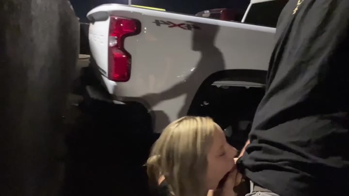 Mya_Lane – Schwanzlutschen auf dem parkplatz, während autos vorbeifahren