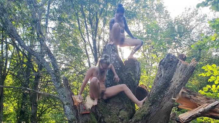 TheaRemmel – Gemeinsam pinkel ich mit Natalie von einem Baum+