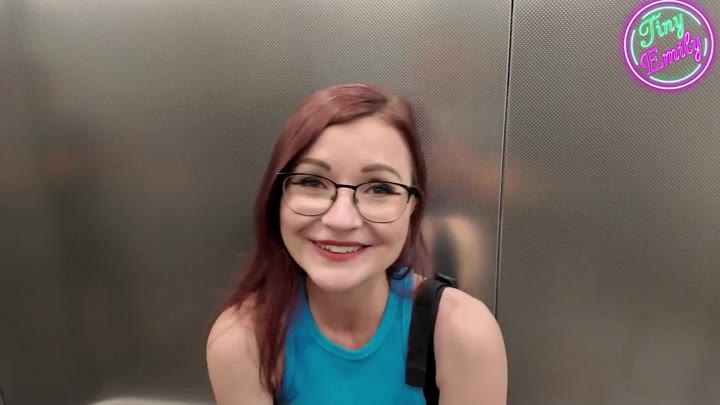 TinyEmily – Spermasucht Kickt – Stecken geblieben im Fahrstuhl