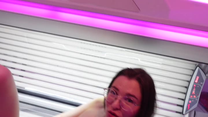 Emmi-Hill – Solarium kaputt – Dann hilft halt nur ein großer harter Schwanz