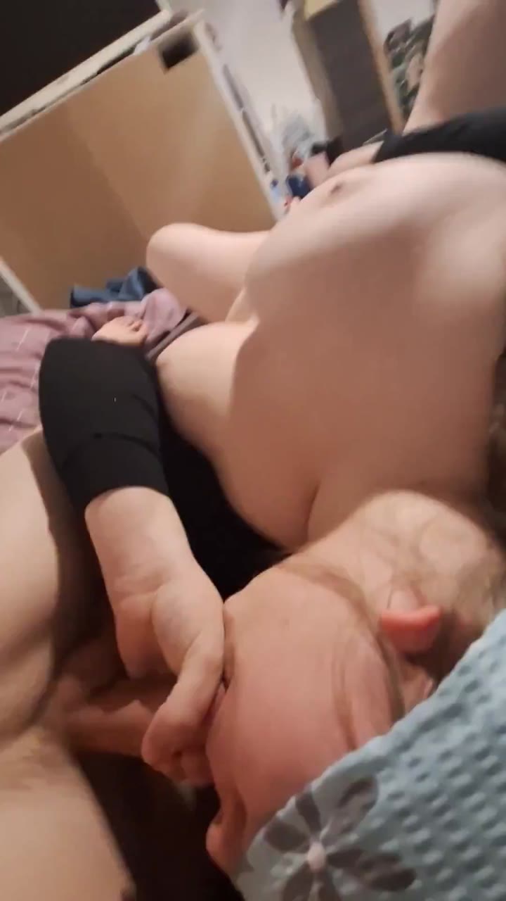 GermanBasilicum – Mit dicken Titten Schwanz lutschen und fingern, bevor ich angewichst werde