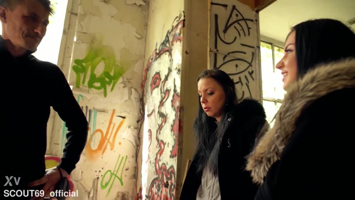 Jason_Steel – Zwei beste Freundinnen Julia Parker und Maria-Gail unterhalten sich über riskanten FFM Dreier Sex