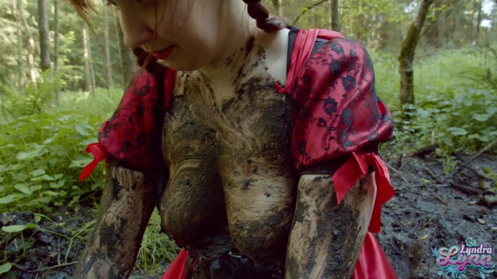 LyndraLynn – Rotkäppchen masturbiert im waldschlamm