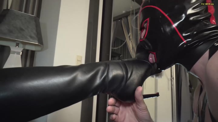 MissAlessaMilano – Er darf mir die Stiefel ablecken – Belohnung bekommt er