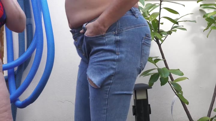 MrsEssen7471 – User Wunsch erfüllt. Meine Freundin und ich pissen in Jeans in der gleichen