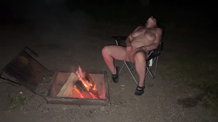 Mya_Lane – Masturbieren im Freien beim kampieren und schwanzlutschen