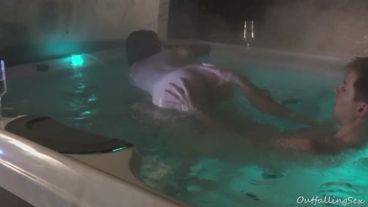 OutfallingSex – Teens ficken im whirlpool