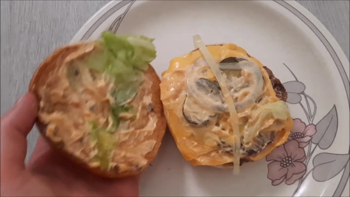 Sally Secret – Mein Leckerer Saftiger Pipi burger