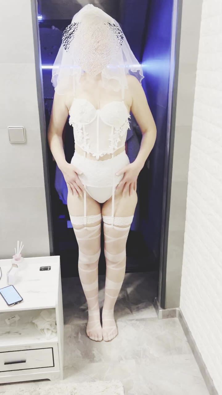 SashMash – Hotwife Posiert Im Brautkostüm