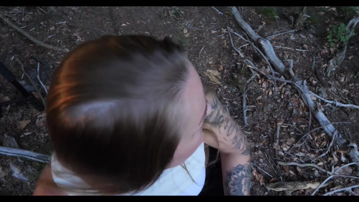 SexyMilla – Meine nasse Muschi wird im Wald benutzt