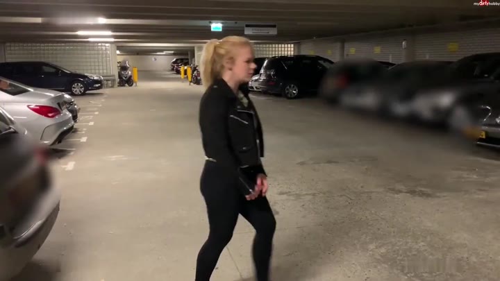 SteffiBlond – Den Spanner vom Oldi bepisst – das hat die Roller Sau verdient – Teil 2 vom Oldtimer