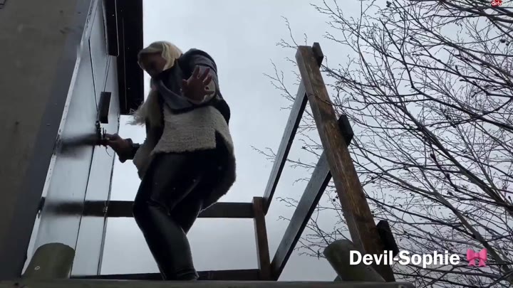 SteffiBlond – Dreist im Hochstuhl gepisst – die Stoff Überschwemmung