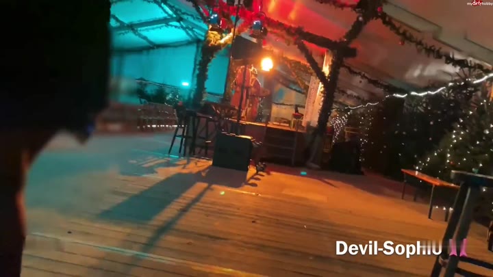 SteffiBlond – Public und versaut – So versaut pisst keiner auf dem Weihnachtsmarkt