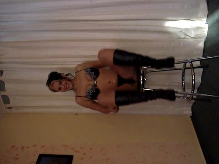 Sweetygirl89 – Heisse Show mit dem Barhocker