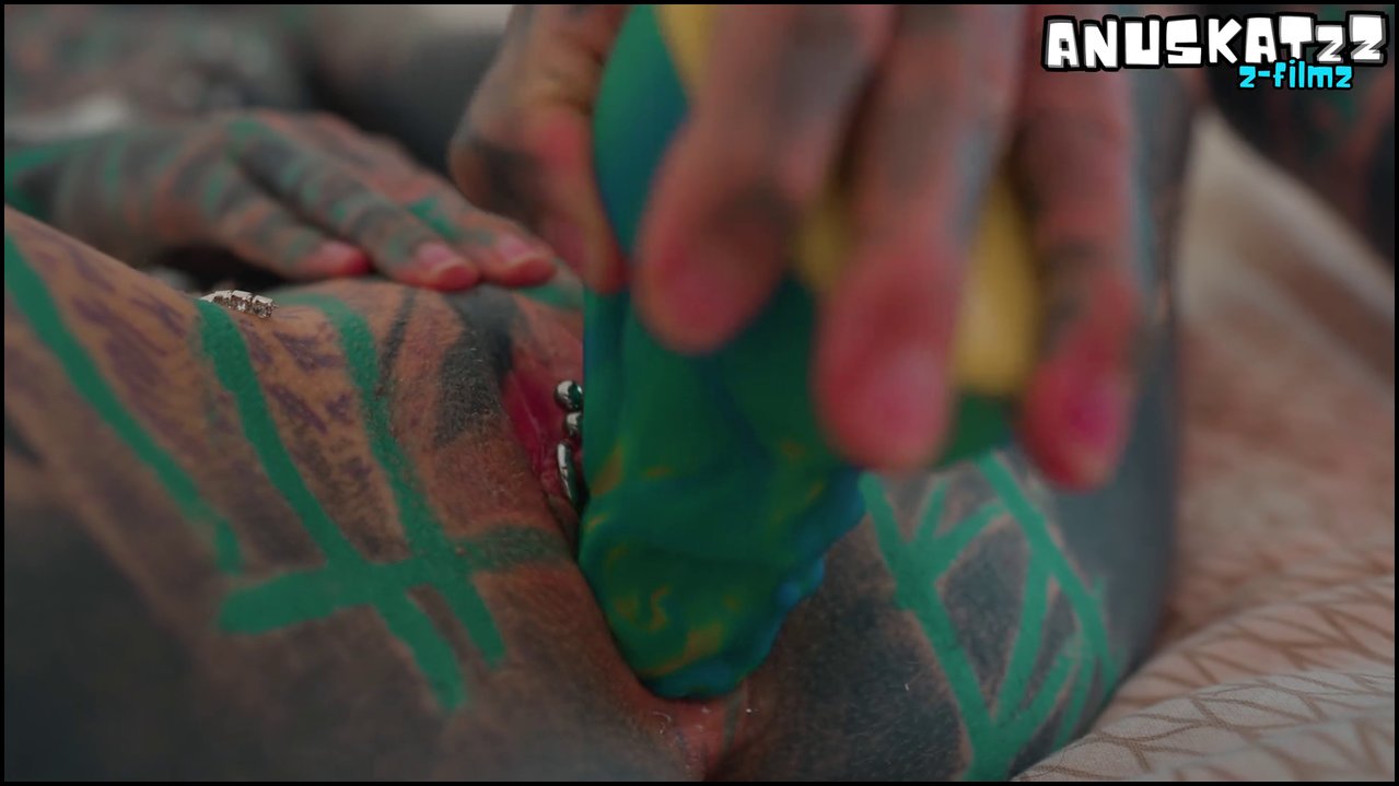 Anuskatzz – Stark tätowiertes geiles mädchen solo, ich ficke mich mit einem großen spielzeug