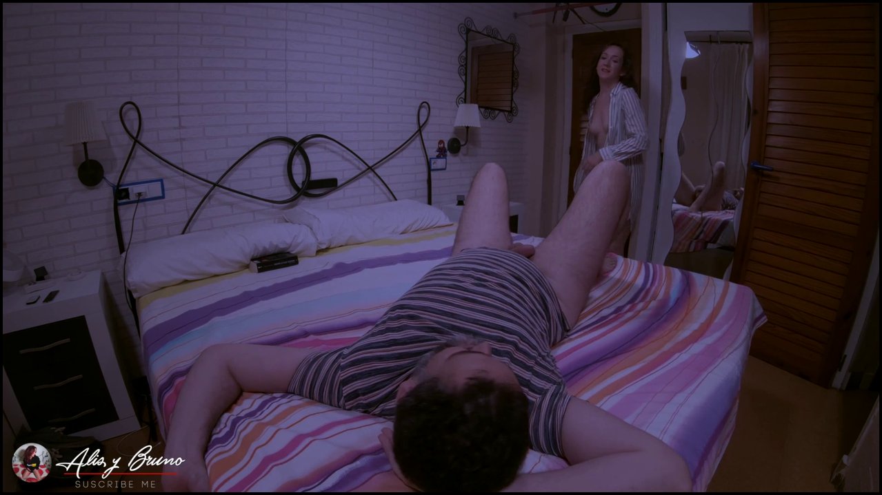 Cherry Lips – Ich freue mich darauf, ein Buch zu lesen und ficke unseren Mitbewohner, während mein Mann weg ist.