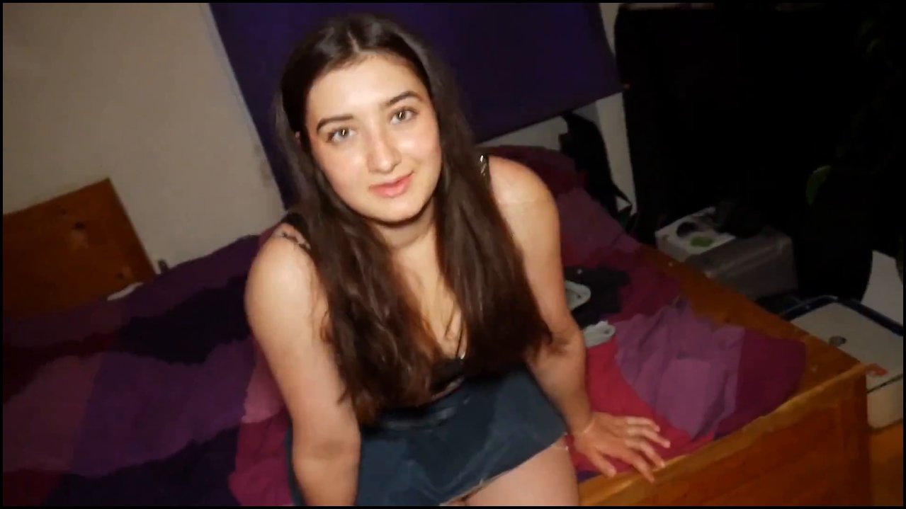 LeahSnuSnu – Ich zeige dir meine eingesauten Tangas aus dem Wäschekorb