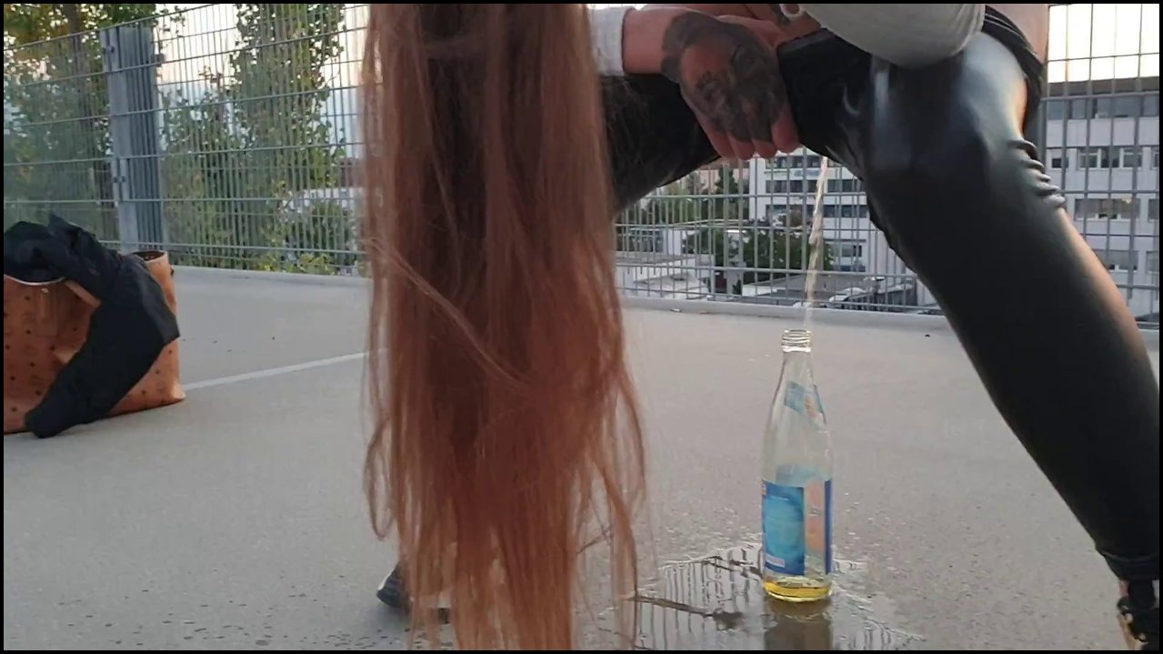 Leyla-Bones – Puplic – Piss über den Dächern München’s