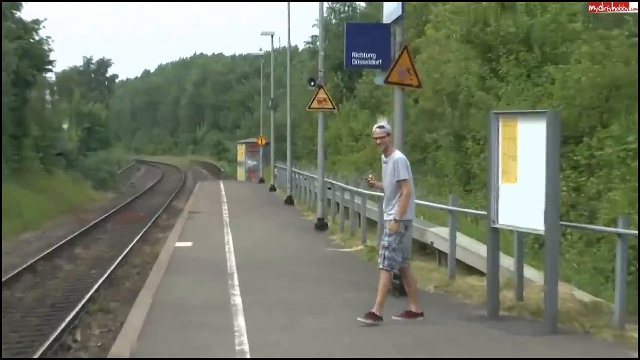 lilly-lil – Heftig – Mitten auf dem Bahnsteig GEPISST