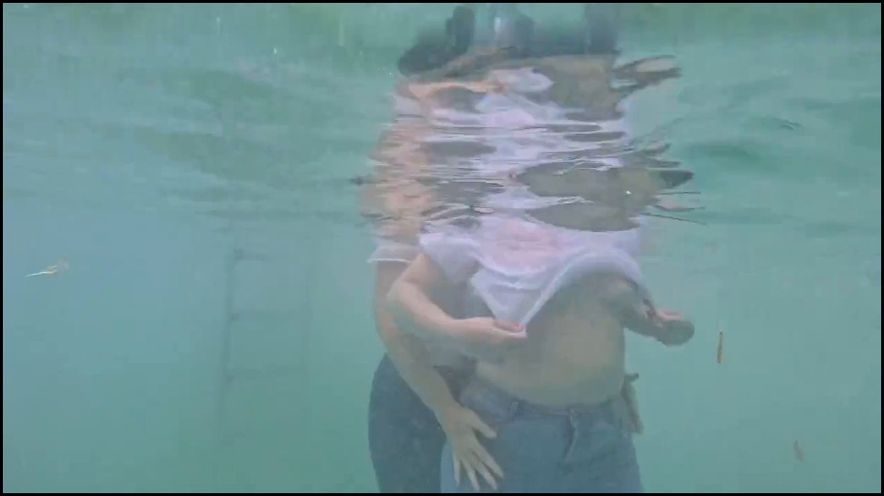 MrsEssen7471 – Etwas ganz neues, mit Klamotten in den Pool gegangen