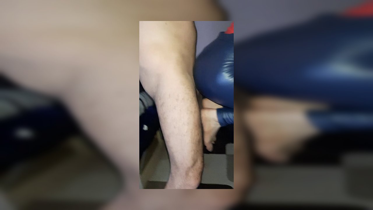 Shiny leather assfuck – Glänzender arsch in blauen latexhosen gefickt