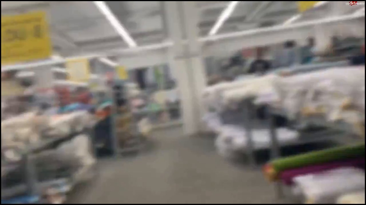 SteffiBlond – Public auf die Bettdecke genässt – Im Bettengeschäft musste ich so dringend Pipi