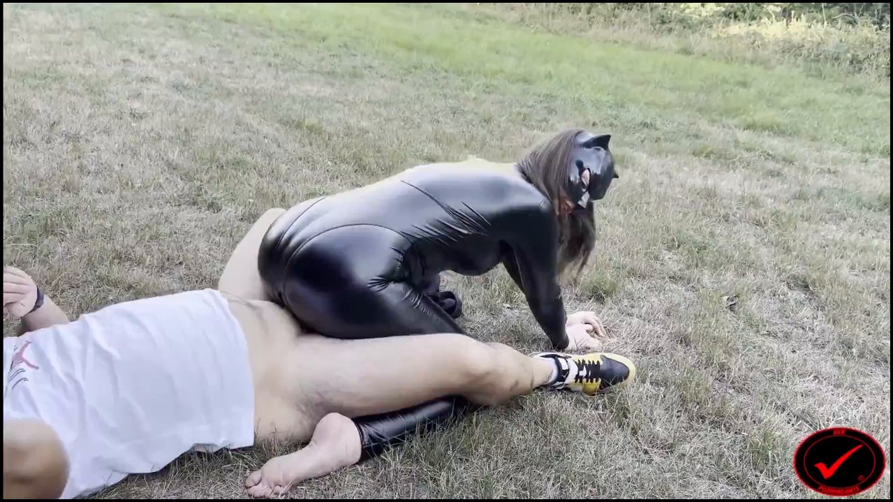 DerPornoBeamte – Outdoor erwischt – WetWonder im Catsuit komplett ausgeliefert