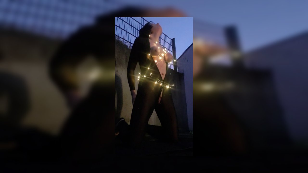 JulieEroticDress – Beleuchtetes Spritzen Draussen