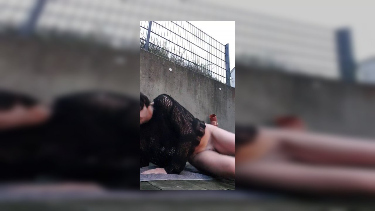 JulieEroticDress – Harte sklavin squirtet im freien