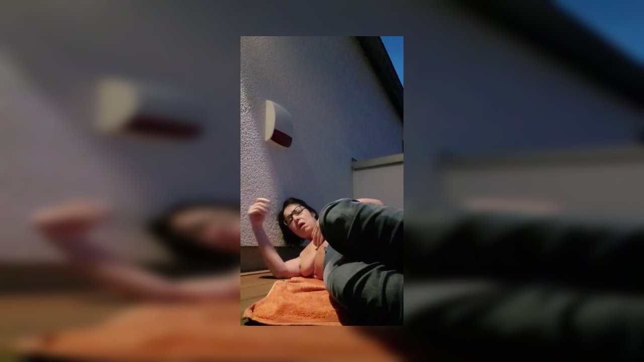 JulieEroticDress – MILF squirtet in jeans feucht