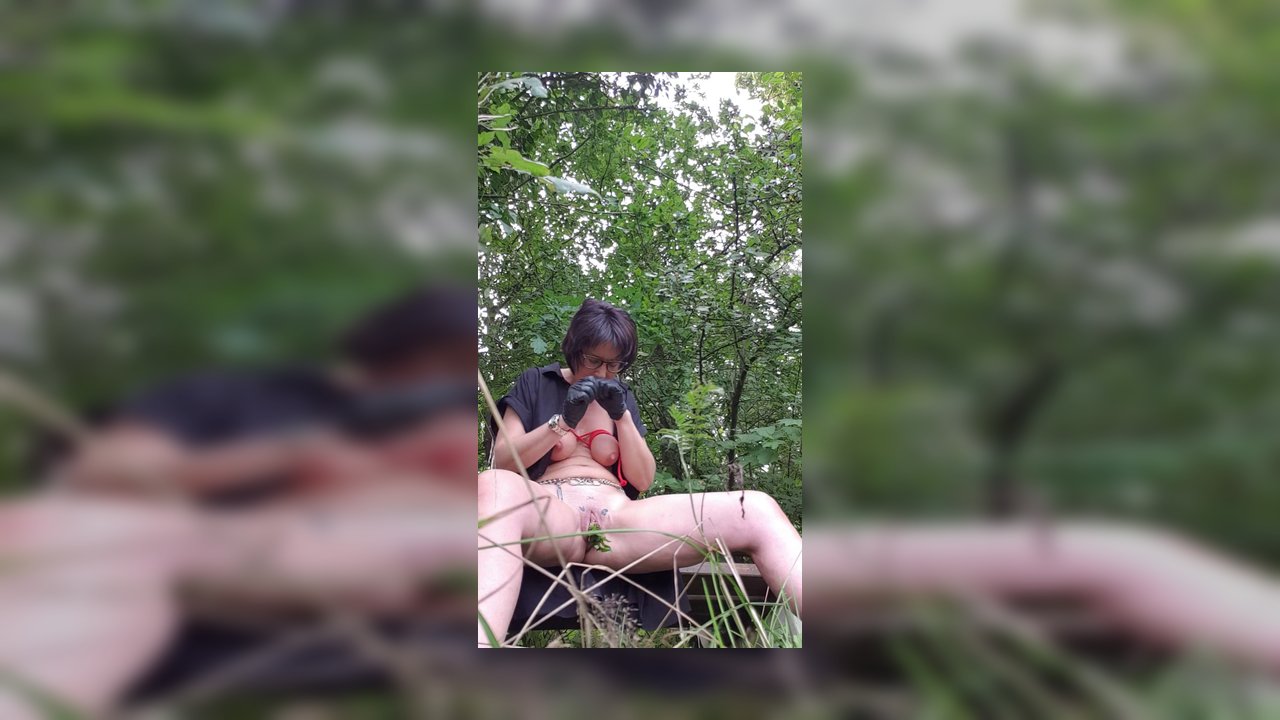 JulieEroticDress – Squirt Und Orgasmus Mit Brennnesseln