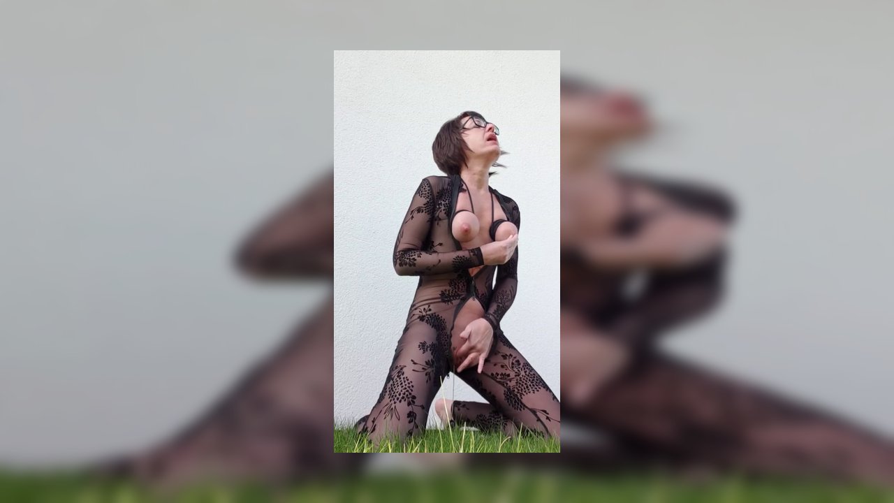 JulieEroticDress – Starkes ostern, squirting im freien