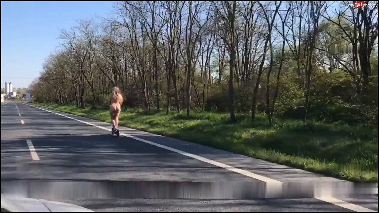 SweetSusiNRW – Nackt auf dem E Roller