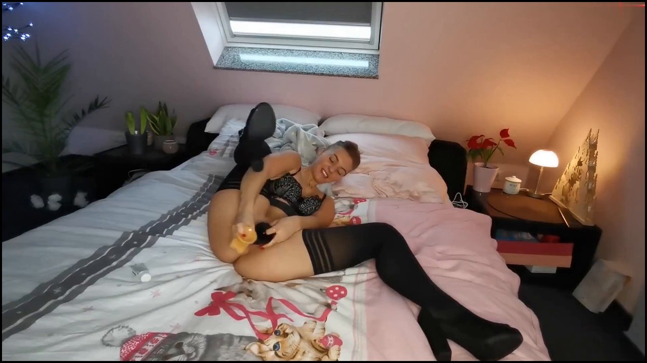 Carmen1996 – Hans möchte alle meine Sextoys sehen und beschert mir eine Doppelpenetration