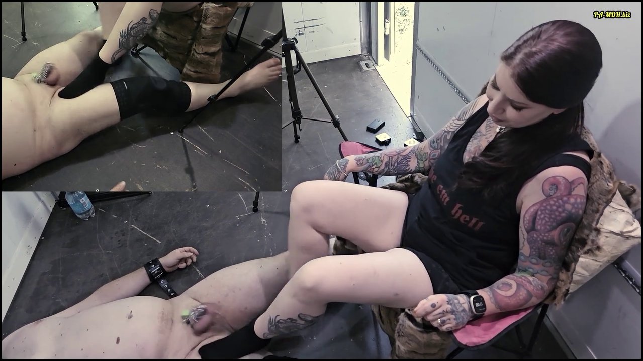 Femdom-Team-German – Mein Leihsklave Darf Spüren, Wie Grausam Meine Füße Sein Können