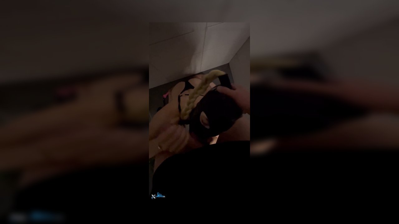 Glassesandbraces – 24 jähriger Teenager in Latexmaske lutscht Schwanz