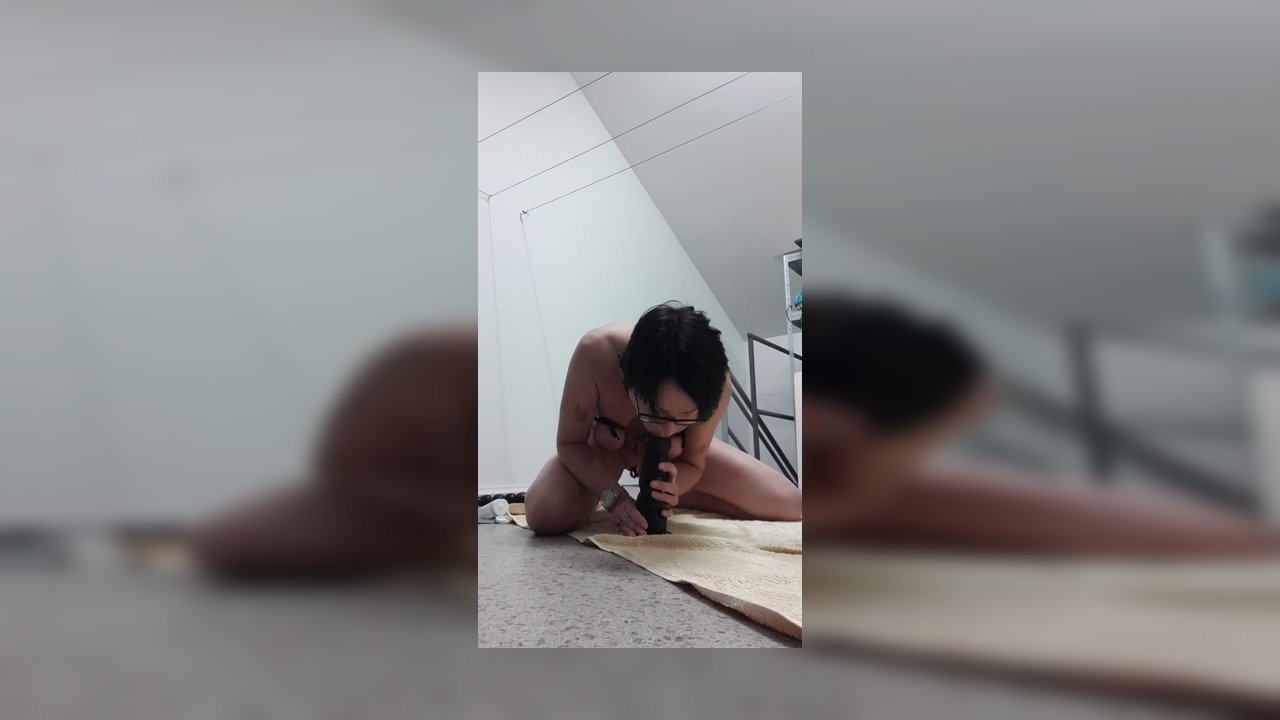 JulieEroticDress – Milf Julie spielt mit riesigem Anal Dildo