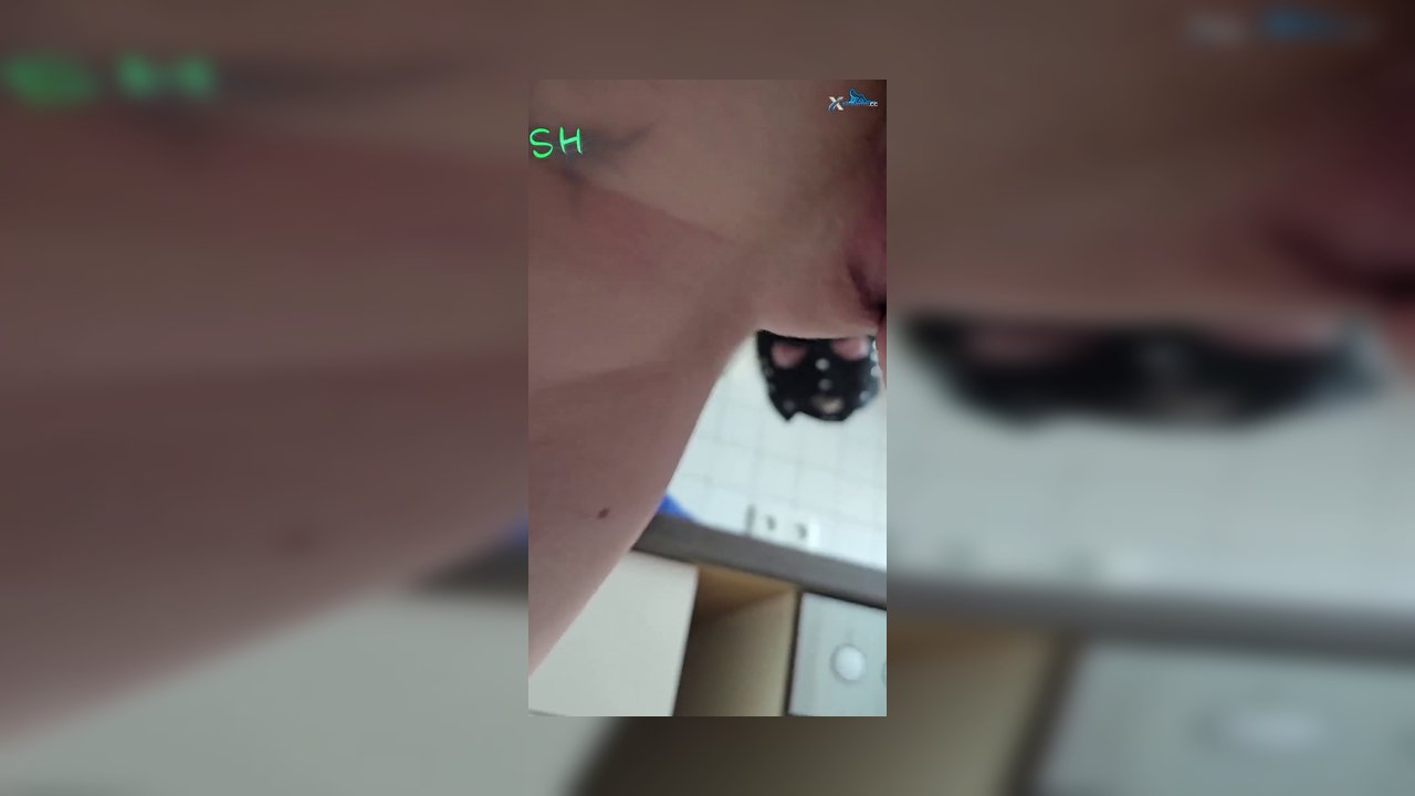 Stefan Hartmann – Geile Teenschlampe in Küche abgesquirtet und voll gewichst