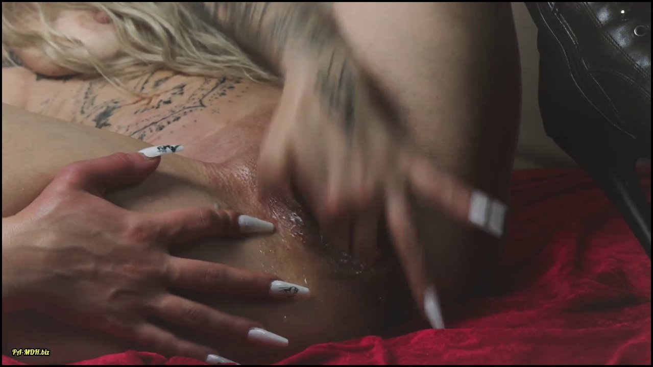 EdenDark – 5 Dildos Am Tisch und XXL Ssquirt Auf Der Couch