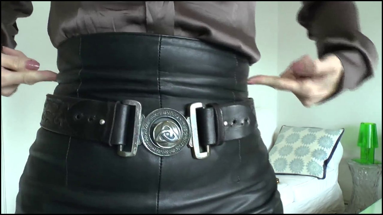 Lady Victoria Valente – Gürtelarmung im Wohnzimmer Teil 1