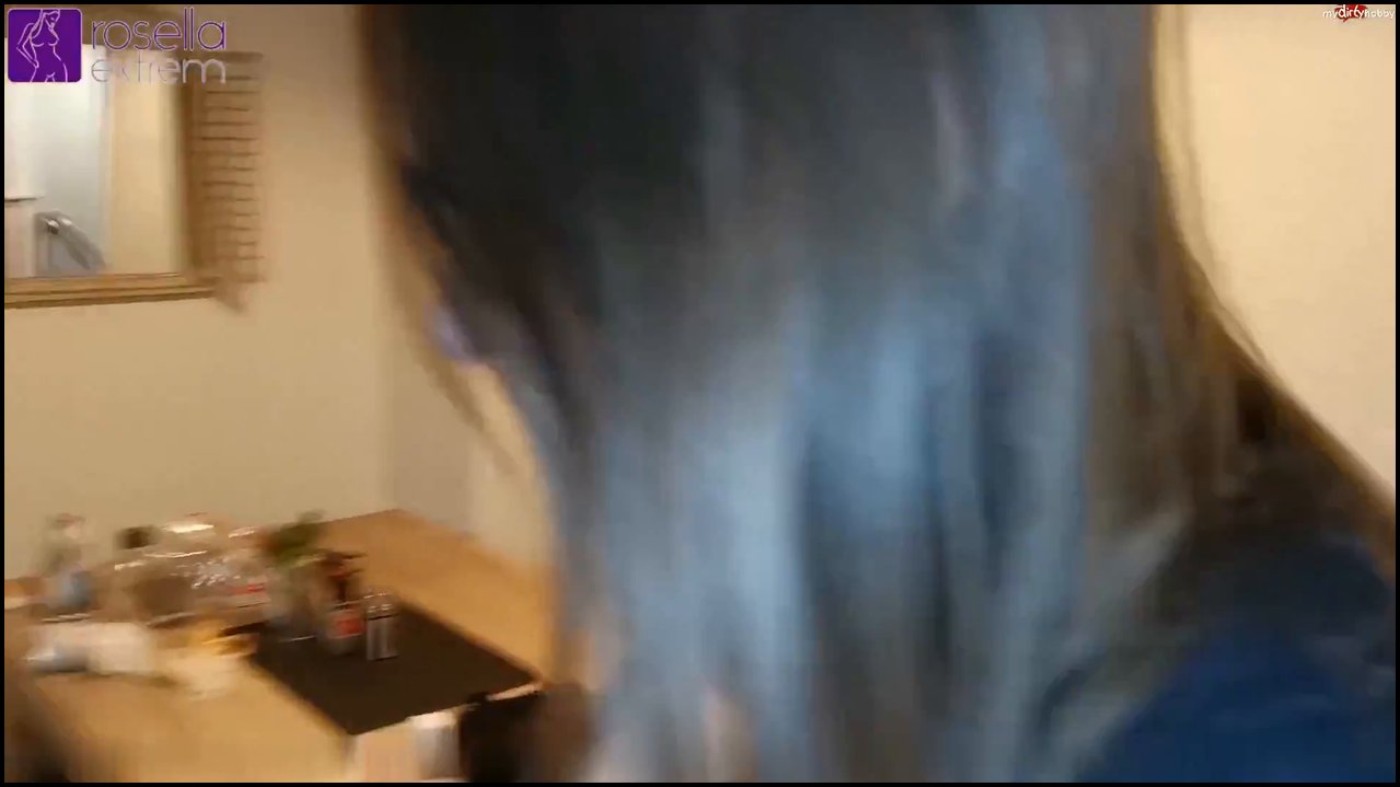 RosellaExtrem – Besamter Wetlook Leggings Arsch von meiner Freundin HollyBanks sauber geleckt