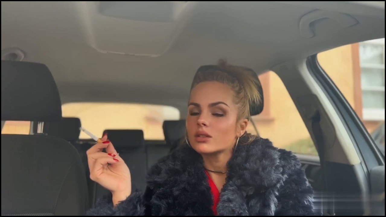 Arya LaRoca – Smoking und Erniedrigung